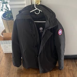 Size large Canada goose jacket worn only a few times (needed an XL and got a L)